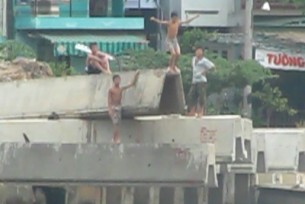 Trẻ em Sài Gòn với thú nhảy cầu mạo hiểm